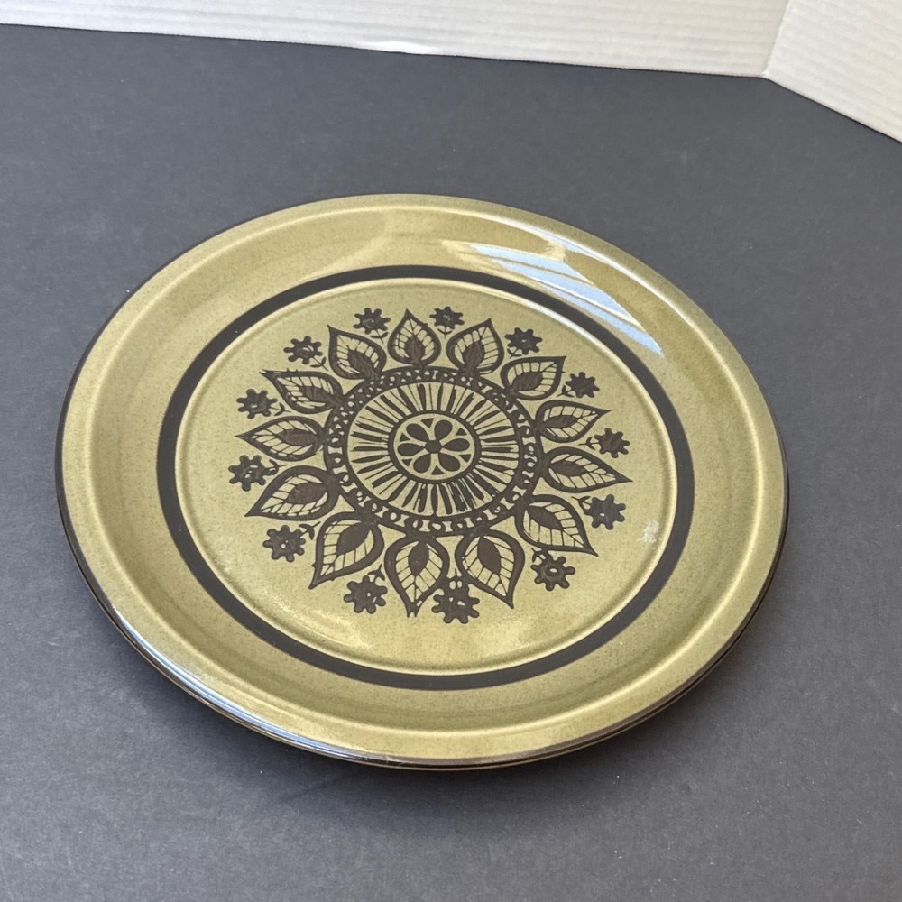 Fashion Manor Saracen Stoneware Dinner Plate Olive Green Black‎ Floral Japan 11"